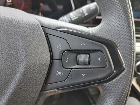 Used 2025 Chevrolet Trax LT FWD image 13