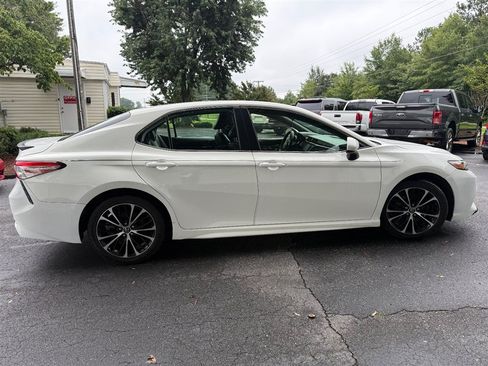 Used 2018 Toyota Camry SE FWD image 6