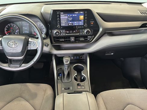 Used 2022 Toyota Highlander LE FWD image 26