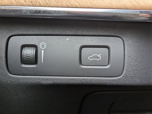 Certified 2022 Volvo XC90 T6 Momentum image 32