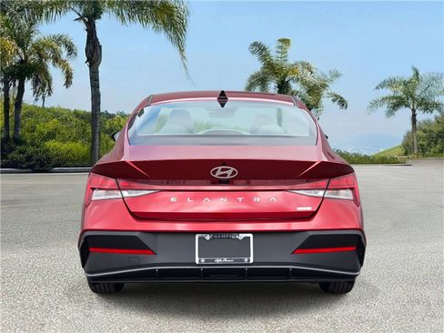 Used 2024 Hyundai Elantra Blue image 5