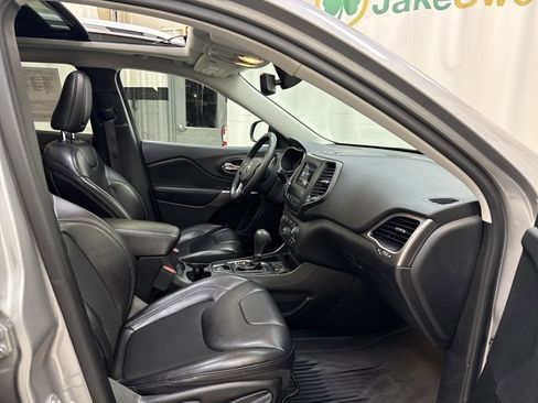 Used 2019 Jeep Cherokee Latitude Plus w/ Comfort/Convenience Group image 31