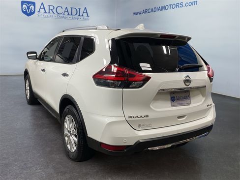 Used 2020 Nissan Rogue SV image 3