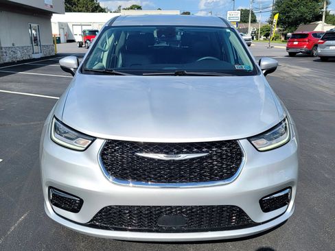 Used 2023 Chrysler Pacifica Touring-L FWD image 2