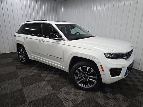 Used 2023 Jeep Grand Cherokee Overland w/ Advanced Protech Group III AWD/4WD image 7