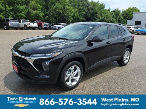 New 2026 Chevrolet Trax LS w/ LS Convenience Package FWD image 4