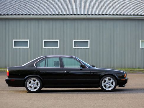 Used 1991 BMW M5 RWD image 2