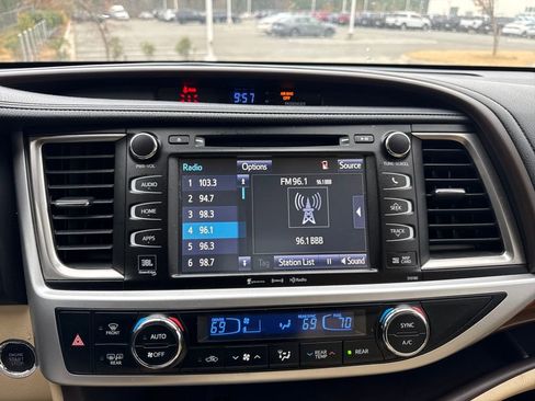 Used 2017 Toyota Highlander Limited image 23