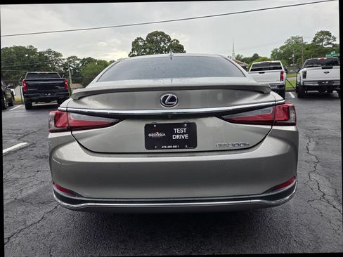 Used 2020 Lexus ES 300h w/ Premium Package FWD image 5