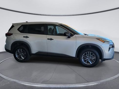 Used 2024 Nissan Rogue S AWD/4WD image 2