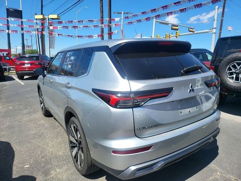 Used 2025 Mitsubishi Outlander SE image 12