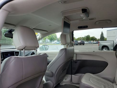 Used 2017 Chrysler Pacifica Touring-L w/ Tire & Wheel Group image 29