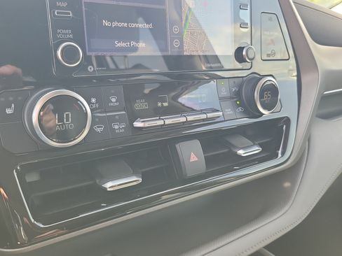 Used 2021 Toyota Highlander XLE FWD image 25