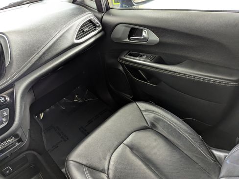 Used 2022 Chrysler Pacifica Touring-L w/ Uconnect Theater Family Group AWD/4WD image 15