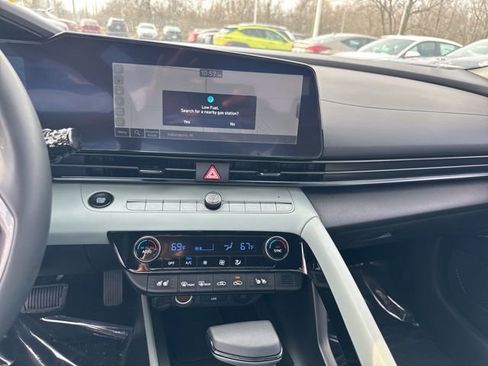 Used 2025 Hyundai Elantra Limited image 16