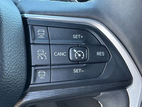 Used 2023 Jeep Grand Cherokee L Laredo image 33