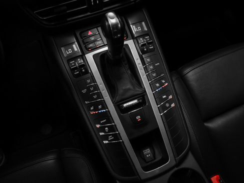 Certified 2020 Porsche Macan AWD/4WD image 32