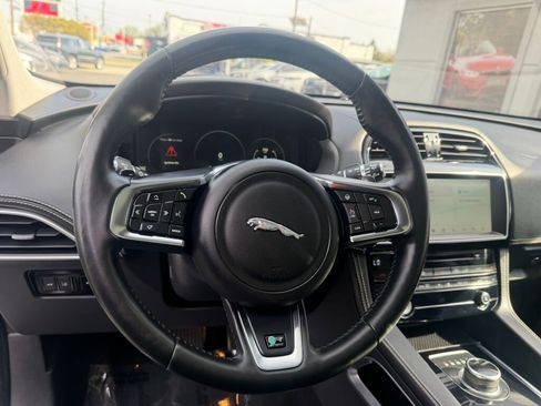 Used 2017 Jaguar F-PACE R-Sport image 12