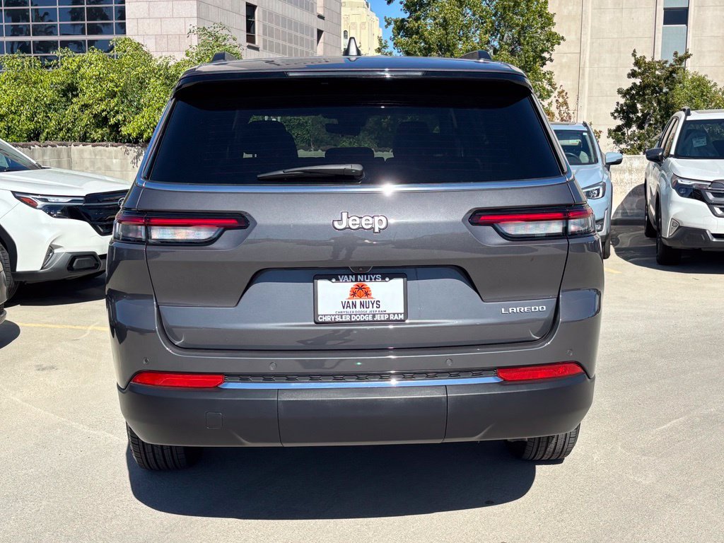 Used 2025 Jeep Grand Cherokee L Laredo RWD image 5