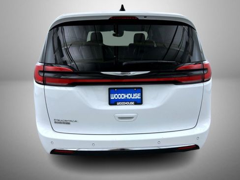 Used 2024 Chrysler Pacifica Touring-L FWD image 6