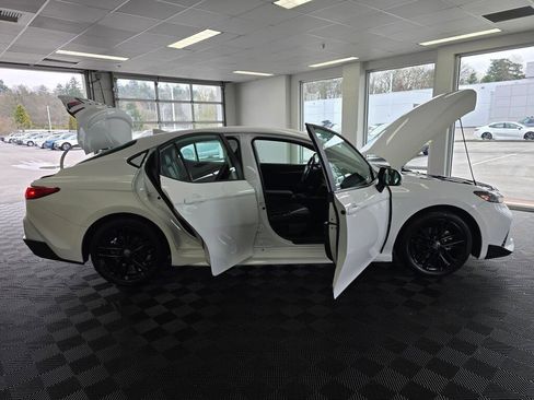 Used 2025 Toyota Camry SE image 18