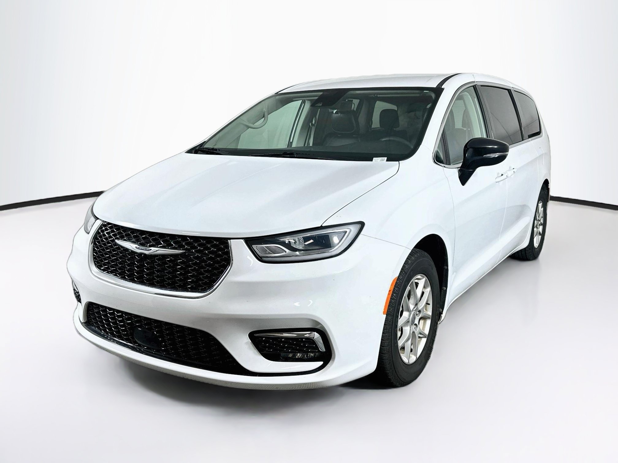 Used 2024 Chrysler Pacifica Touring-L FWD image 3