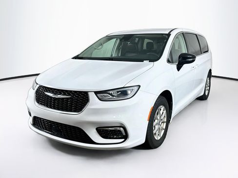 Used 2024 Chrysler Pacifica Touring-L FWD image 3