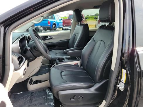 Used 2024 Chrysler Pacifica Limited FWD image 13
