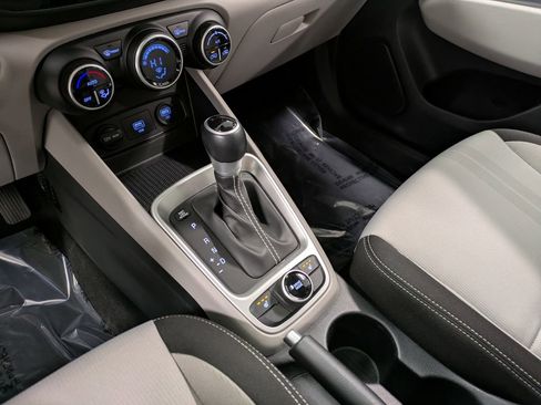 Used 2021 Hyundai Venue SEL w/ Premium Package image 15