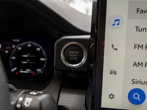 Used 2025 Toyota 4Runner Limited AWD/4WD image 25