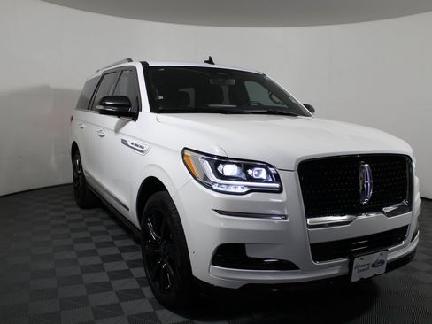 Used 2024 Lincoln Navigator Reserve image 1