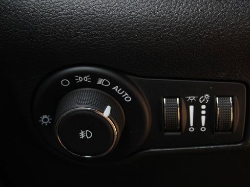 Used 2025 Jeep Compass Latitude w/ Sun & Sound Group AWD/4WD image 24