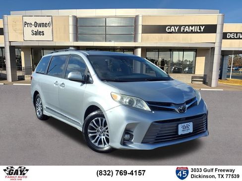 Used 2019 Toyota Sienna XLE w/ XLE Navigation Package FWD image 1