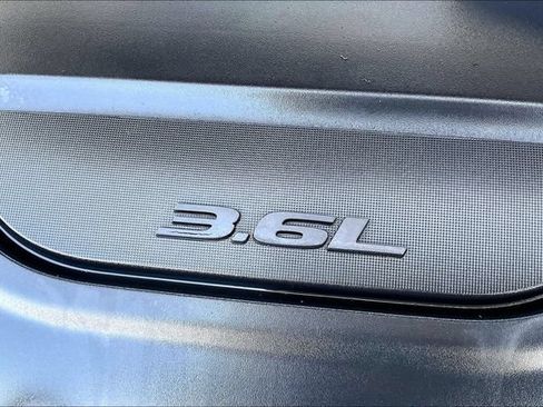 Used 2023 Chrysler Pacifica Touring-L FWD image 32