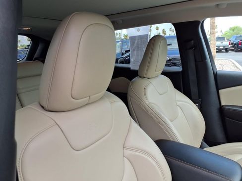 Used 2017 Jeep Cherokee Limited FWD image 20