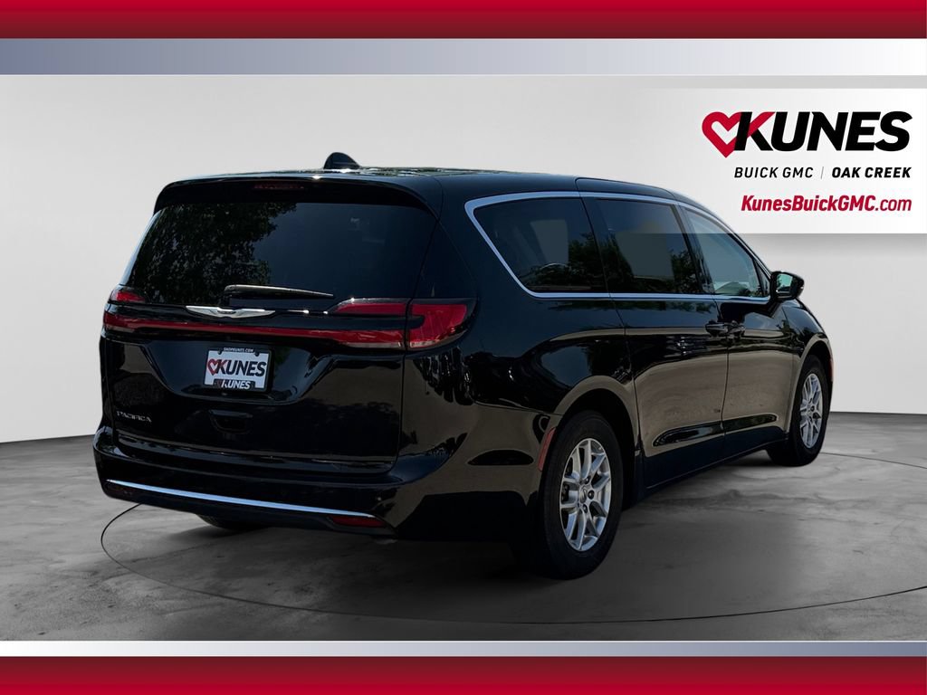 Used 2024 Chrysler Pacifica Touring-L FWD image 10
