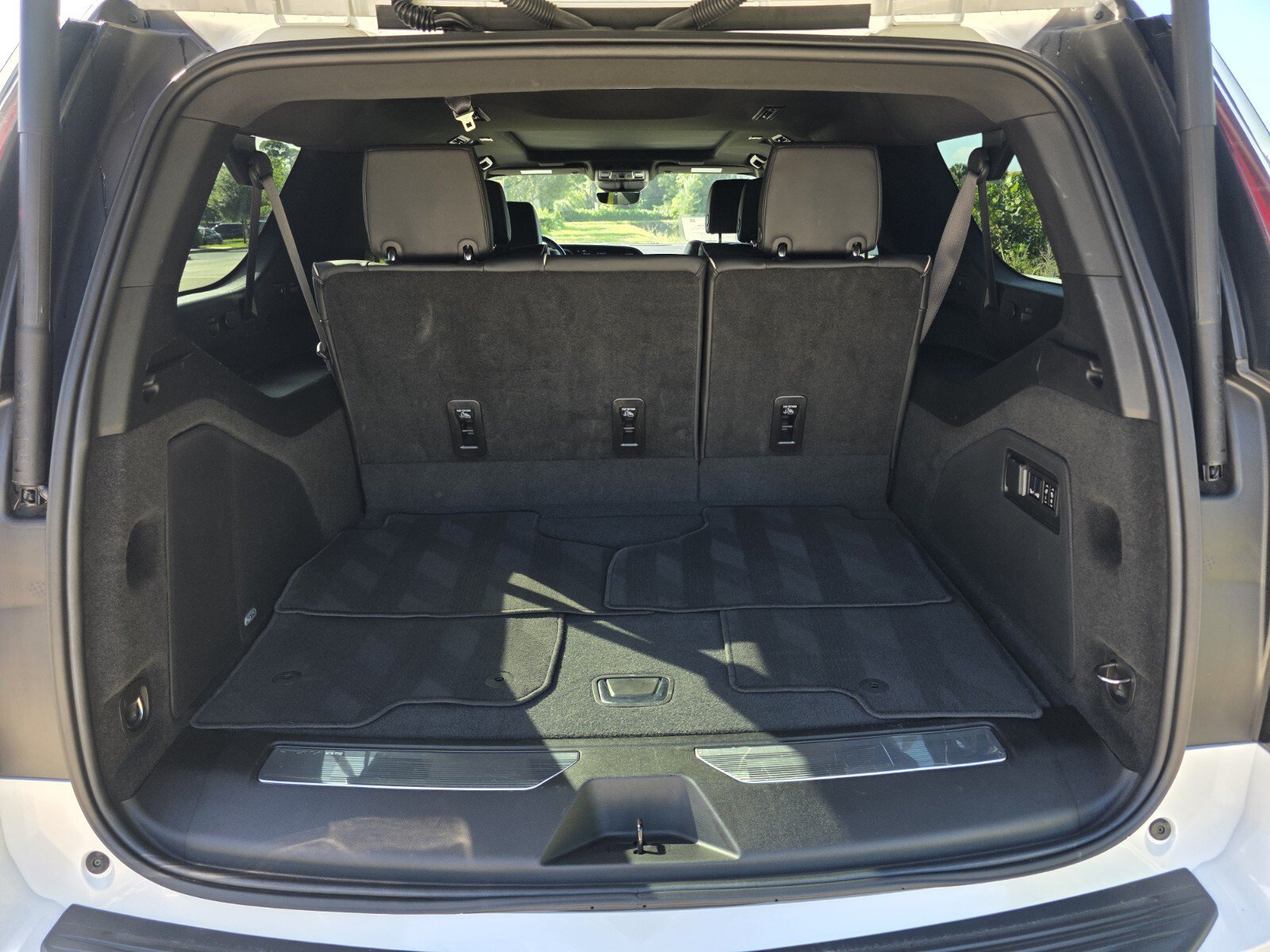 Used 2024 Cadillac Escalade ESV Premium Luxury w/ Performance Package AWD/4WD image 18