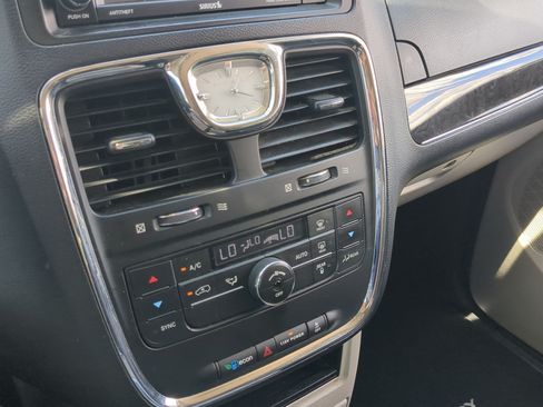Used 2016 Chrysler Town & Country Touring FWD image 18