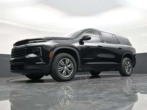 Used 2025 Chevrolet Traverse LT FWD image 19