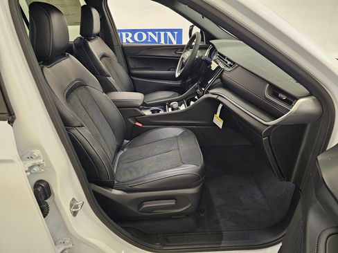 New 2025 Jeep Grand Cherokee Altitude image 31