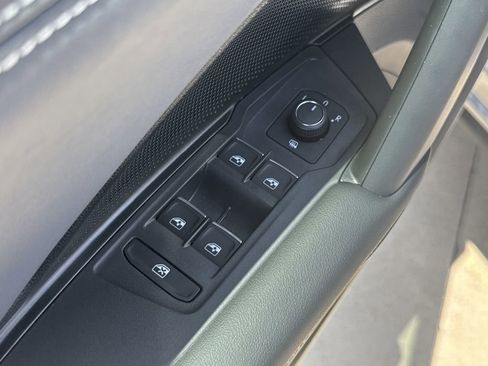 New 2026 Volkswagen Tiguan SE FWD image 11