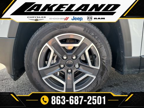 Used 2026 Jeep Cherokee Laredo AWD/4WD image 9