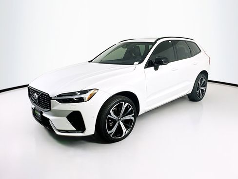 Used 2022 Volvo XC60 B5 R-Design w/ Advanced Package FWD image 3