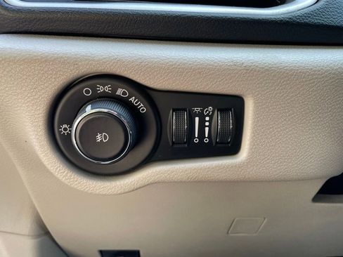 Used 2019 Chrysler Pacifica Touring-L image 11