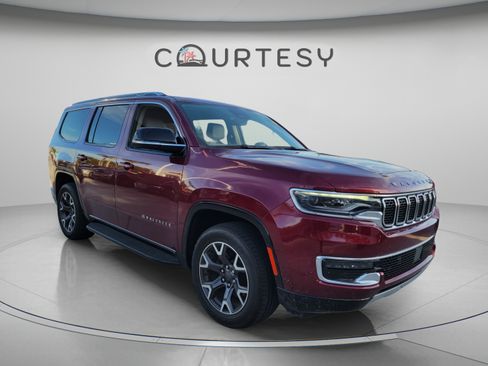 Used 2023 Jeep Wagoneer Series III w/ Preferred Equipment Group RWD image 4