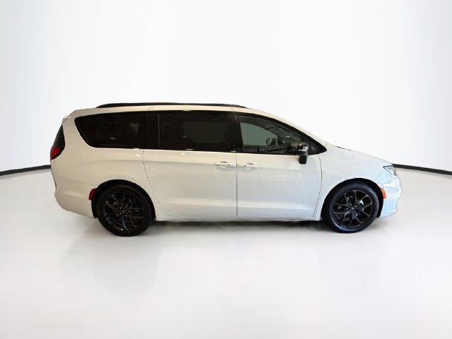 Used 2025 Chrysler Pacifica Limited FWD image 9
