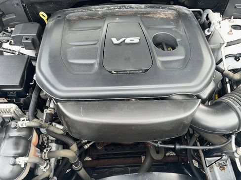 Used 2019 Jeep Grand Cherokee Laredo w/ Security & Convenience Group image 18