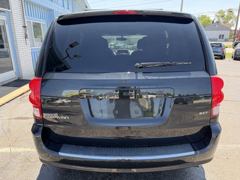 Used 2014 Dodge Grand Caravan SXT FWD image 4