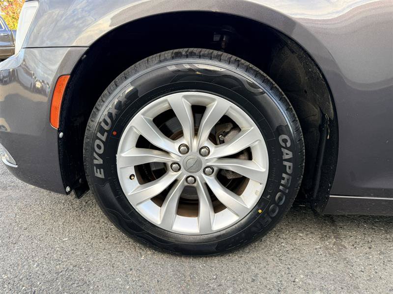 Used 2016 Chrysler 300 Limited RWD image 9