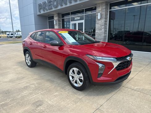 Used 2026 Chevrolet Trax LS FWD image 1
